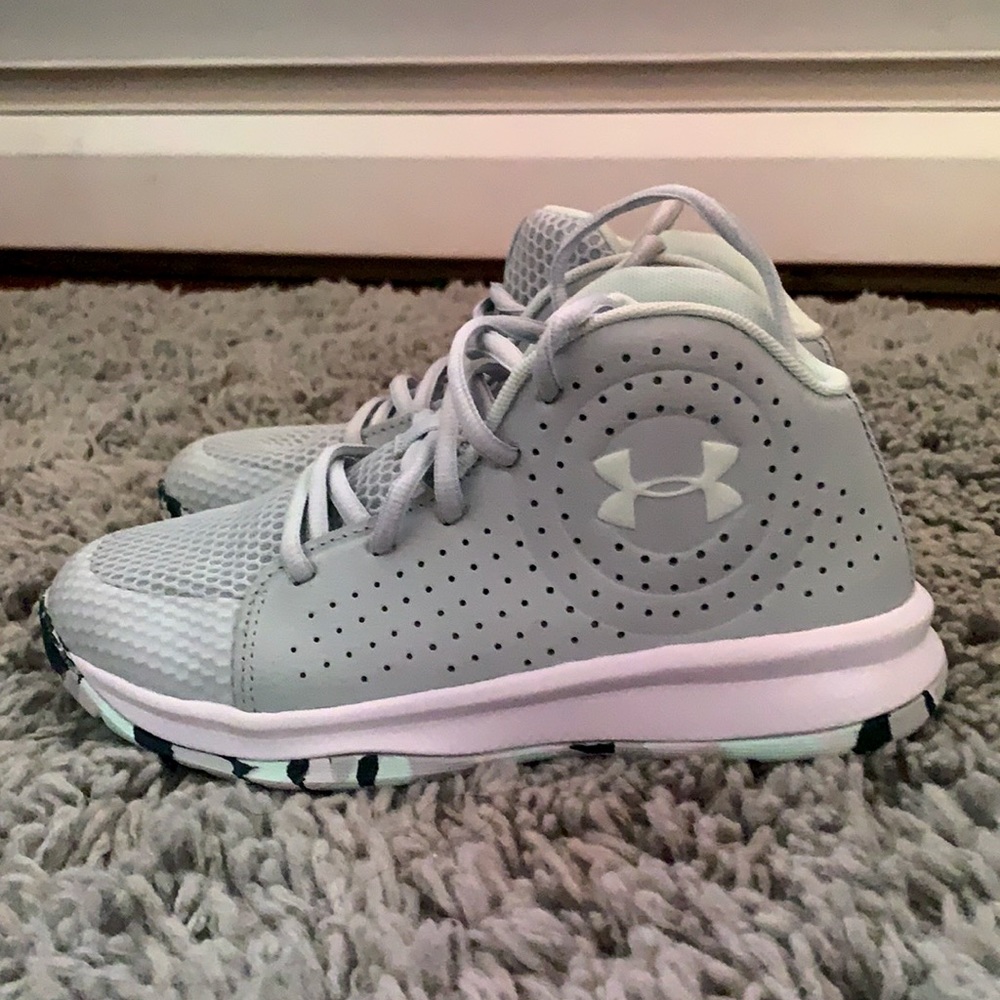 Under Armour basketball sneakers. Size: 2.5 Y